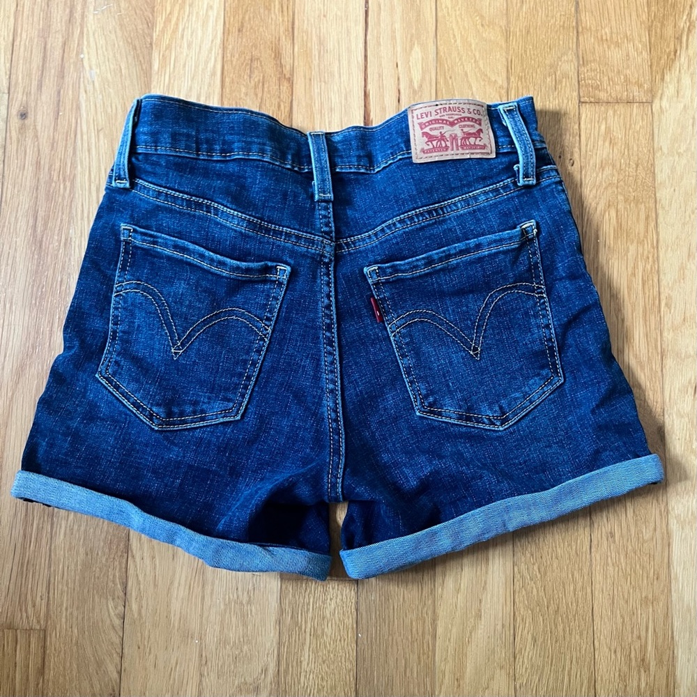 EUC Levi’s mid length shorts, medium wash, size 26